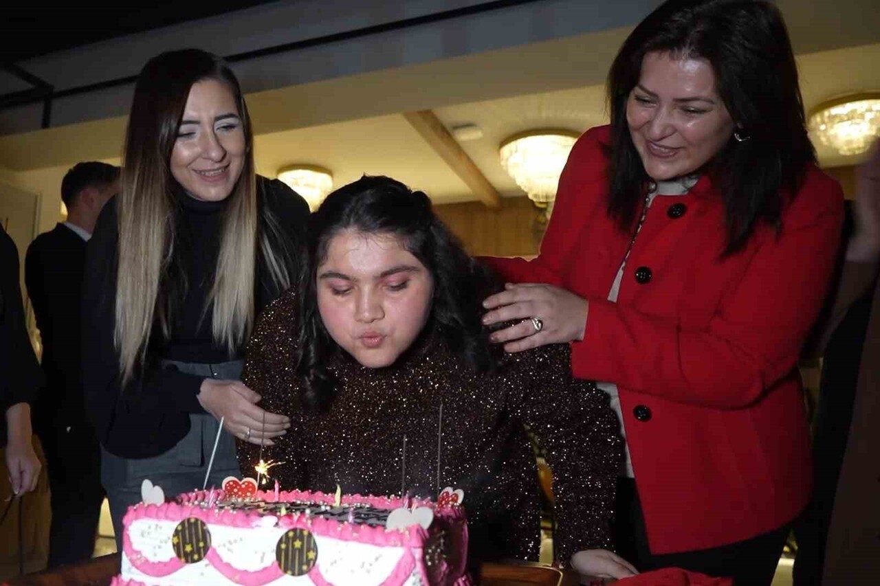 RENKLİ GÖRÜNTÜLERE SAHNE OLAN ETKİNLİKTE SUDENUR, HEM GÖNÜLLÜLERİN HEM DE AİLESİNİN DESTEĞİYLE...