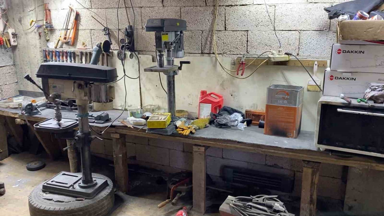 RİZE’DE 3 ŞAHSA AİT EV, İŞ YERİ VE EKLENTİLERİNDE DÜZENLENEN OPERASYONDA KAÇAK SİLAH ATÖLYESİ ELE...