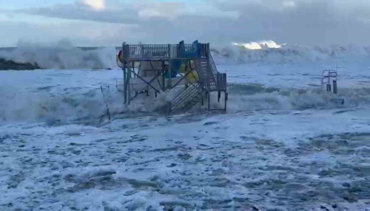 RİZE’DE DÜN AKŞAM SAATLERİNDEN İTİBAREN ETKİLİ OLAN FIRTINA HAYATI OLUMSUZ YÖNDEN ETKİLİYOR....
