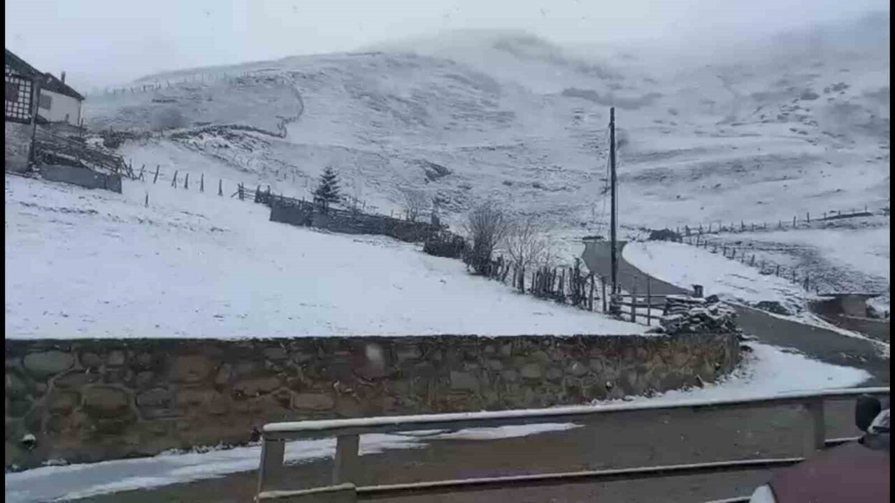 RİZE’DE ETKİLİ OLAN KAR YAĞIŞI NEDENİYLE YÜKSEK RAKIMLARDAKİ BÖLGELER BEYAZA BÜRÜNEREK...