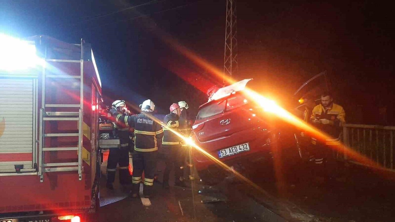 RİZE’DE KONTROLDEN ÇIKAN ARACIN BARİYERLERE ÇARPMASI SONUCU 1 KİŞİ HAYATINI KAYBEDERKEN 1 KİŞİ DE...