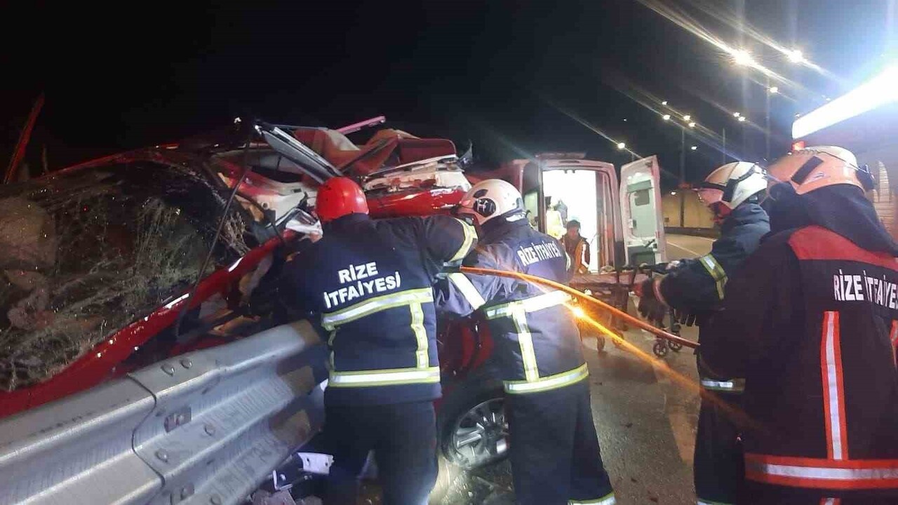 RİZE’DE KONTROLDEN ÇIKAN ARACIN BARİYERLERE ÇARPMASI SONUCU 1 KİŞİ HAYATINI KAYBEDERKEN 1 KİŞİ DE...