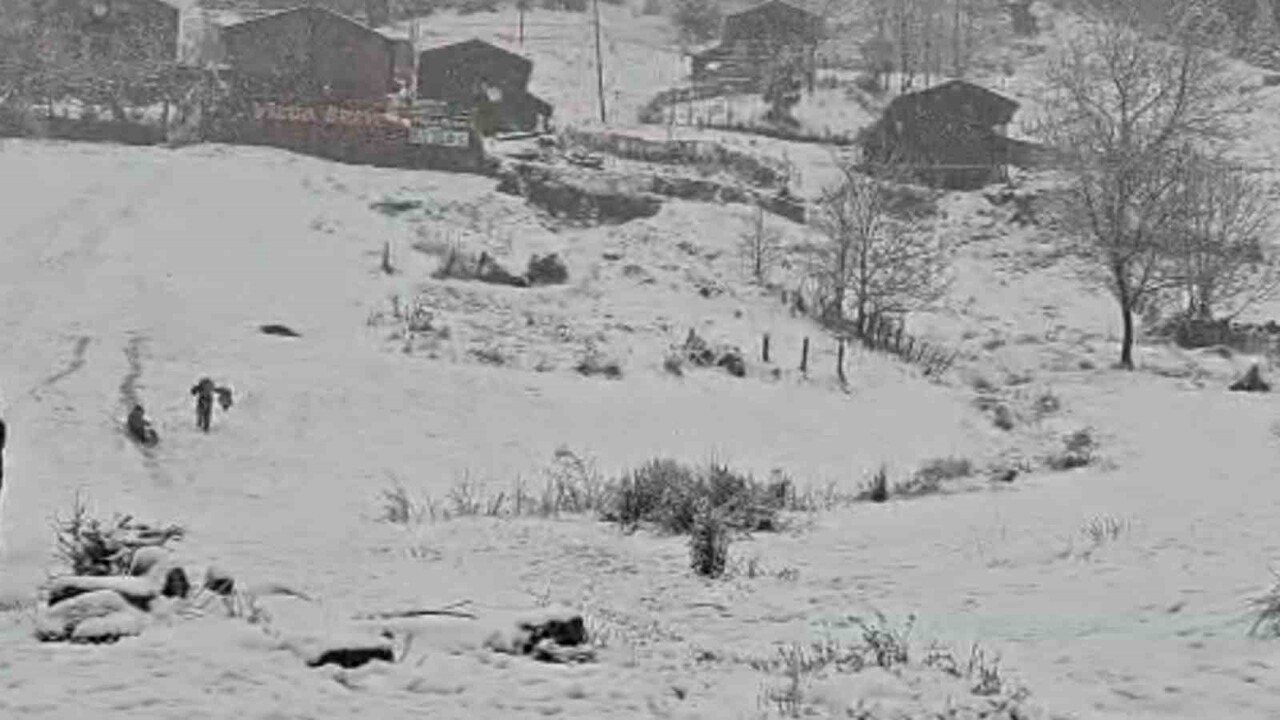 RİZE’NİN ÇAMLIHEMŞİN İLÇESİNDE BULUNAN DÜNYACA ÜNLÜ TURİZM MERKEZİ AYDER YAYLASI, YAĞAN KARLA...