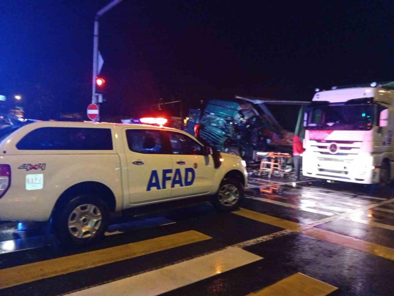 RİZE’NİN PAZAR İLÇESİNDE MEYDANA GELEN TIR KAZASINDA ŞOFÖR SIKIŞTIĞI ARACIN İÇERİSİNDEN AFAD...