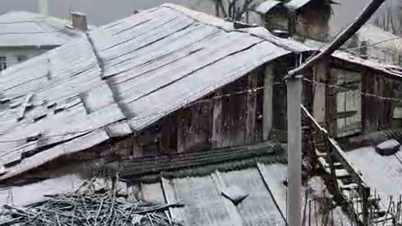 RİZE’NİN YÜKSEK KESİMLERİNDE DÜN AKŞAM SAATLERİNDE BAŞLAYAN KAR YAĞIŞI TEPELERİ BEYAZA...