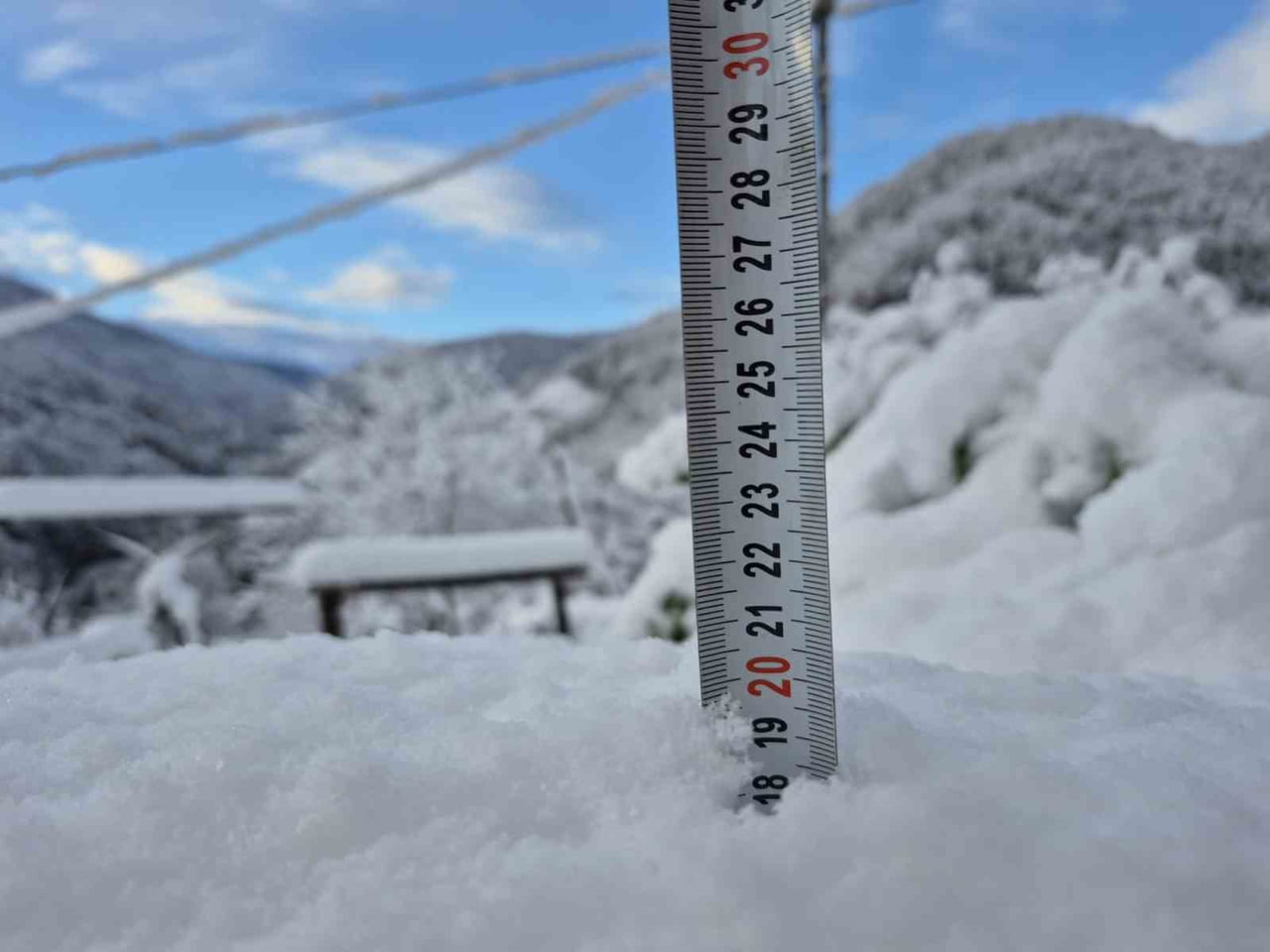 RİZE’NİN YÜKSEK KESİMLERİNDE ETKİLİ OLAN KAR YAĞIŞI NEDENİYLE KAR KALINLIĞI YAYLALARDA 1 METREYİ...
