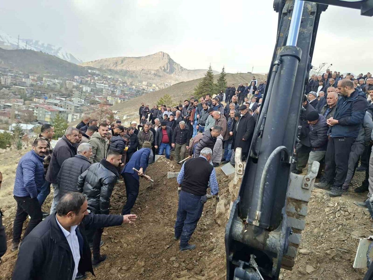 ROJHAT DURGUN, HAKKARİ BERÇELAN MAHALLESİ AİLE MEZARLIĞINDA GÖZYAŞLARI ARASINDA DEFİN...