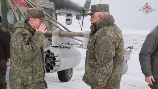 Rusya Genelkurmay Başkanı Valery Gerasimov, ülkenin kuzeyindeki birliklere yaptığı denetim...