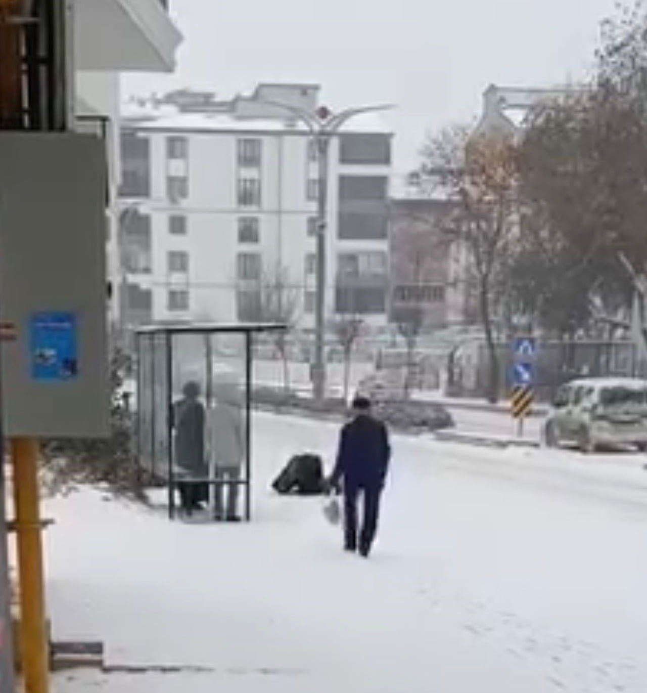 SABAH SAATLERİNDE ETKİLİ OLAN KAR YAĞIŞI SIRASINDA BİR VATANDAŞIN CADDE ORTASINDA SECDE ETTİĞİ...