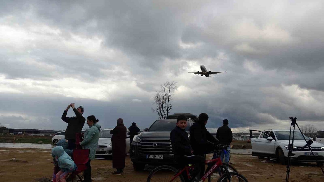 SABİHA GÖKÇEN HAVALİMANI PİSTLERİNDEN BİRİNE OLDUKÇA YAKIN BİR NOKTADA YER ALAN VE SOSYAL MEDYA...