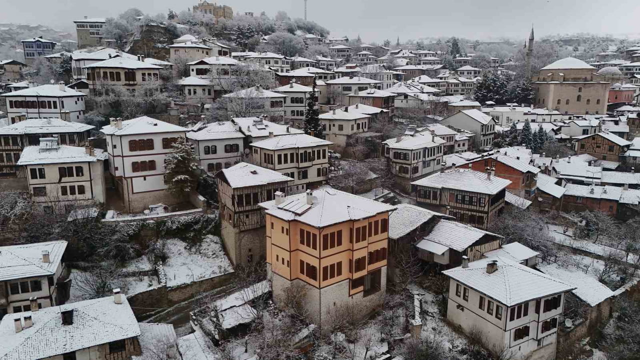 SAFRANBOLU'NDA TARİHİ KONAKLAR VE YAPILAR, ETKİLİ OLAN KAR YAĞIŞININ ARDINDAN BEYAZ ÖRTÜYLE...