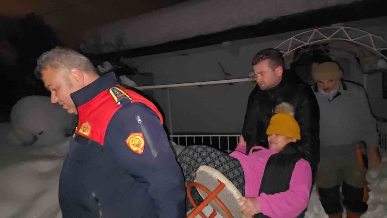 SAFRANBOLU’DA YOĞUN KAR YAĞIŞI NEDENİYLE KOPARAK YOLA DÜŞEN ELEKTRİK TELLERİ SEBEBİYLE BİR SÜREDİR...