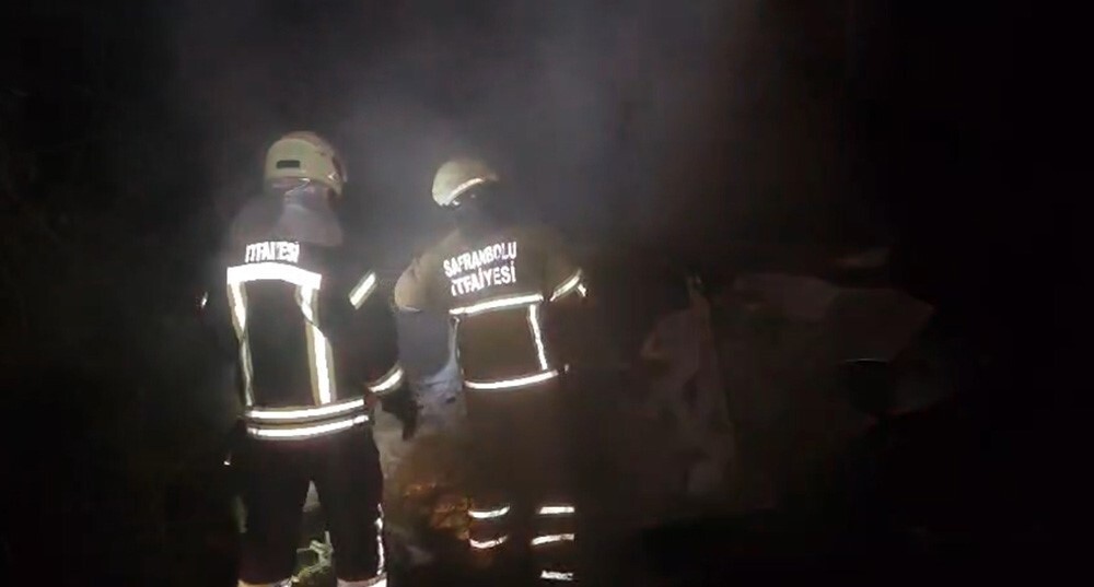 SAFRANBOLU İLÇESİNDE KONTROLDEN ÇIKAN HAFİF TİCARİ ARACIN AĞACA ÇARPIP ALEV ALARAK YANMA ANLARI...