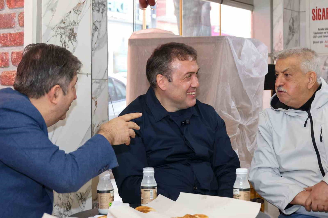 SAĞDAKİ ŞERAFETTİN YILMAZTÜRK DİNLEYEN VALİ MAVİLİ MURAT HIZLI