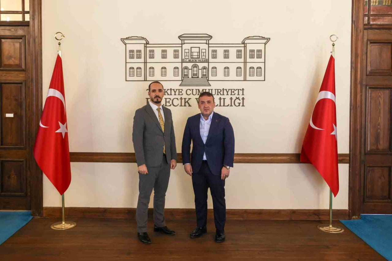 SAĞDAKİ VALİ SOLDAKİ YENİ İL MÜDÜRÜ