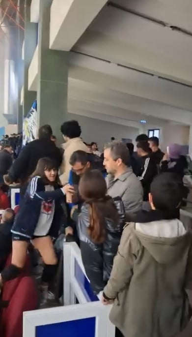 SAHAYA YANICI VE PATLAYICI MADDE ATILMASI ÜZERİNE 45 DAKİKA DURAN VE SEYİRCİLERİN DIŞARIYA...