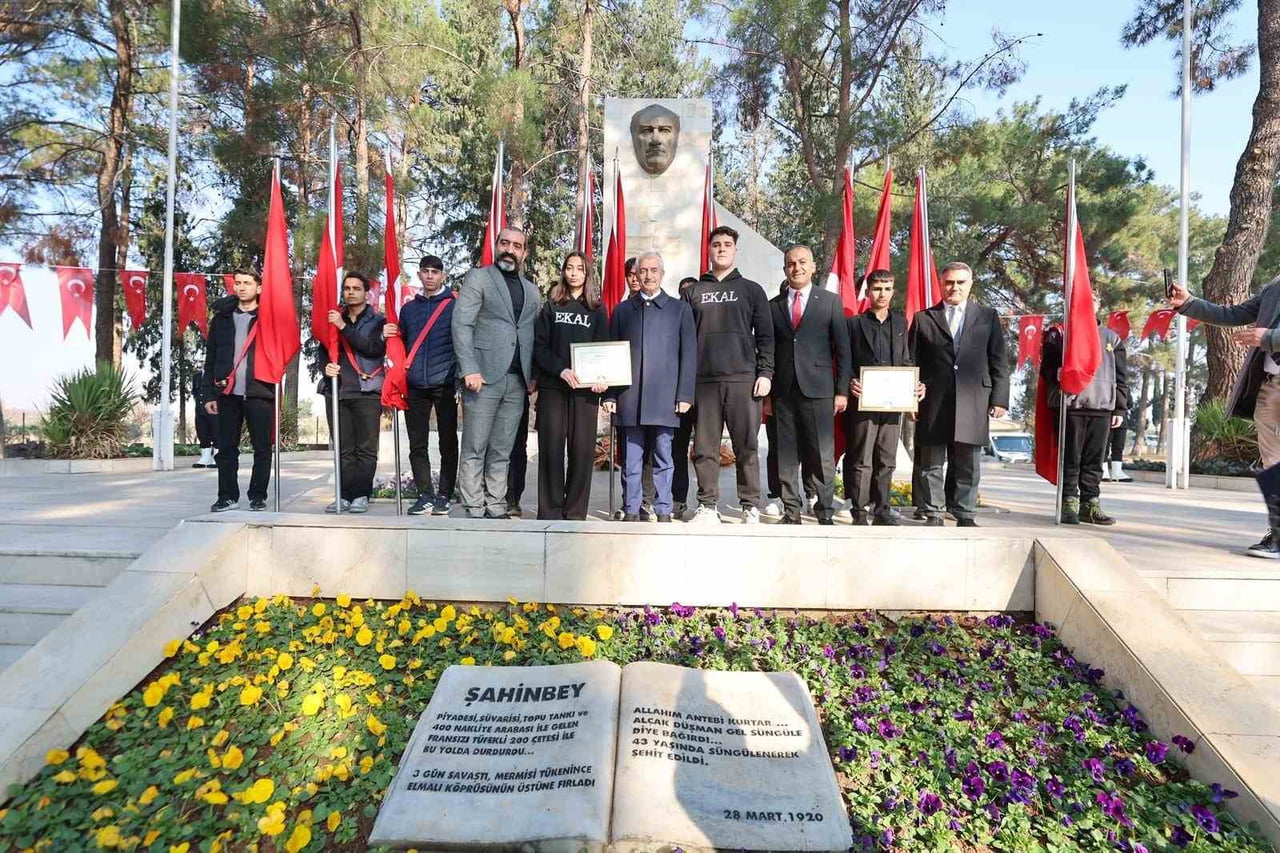 ŞAHİNBEY, ANTEP SAVUNMASI'NIN KAHRAMANLARINI MEZARLARI BAŞINDA ANDI