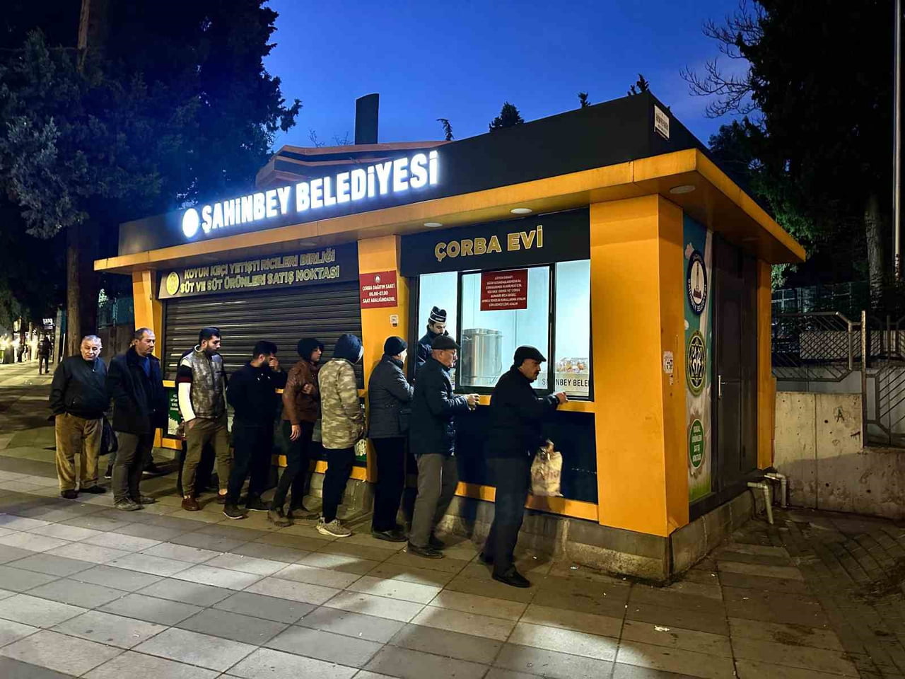 ŞAHİNBEY BELEDİYESİ, 2012 YILINDA BAŞLATTIĞI ÇORBA İKRAMIYLA VATANDAŞLARIN İÇİNİ ISITMAYA DEVAM...