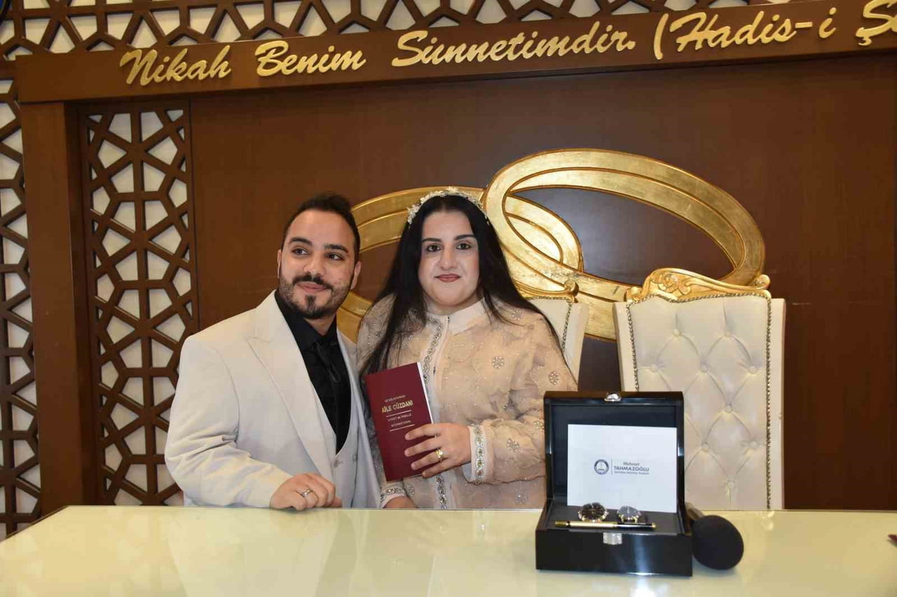 ŞAHİNBEY BELEDİYESİ NİKAH MEMURLUĞU, 2025 YILININ SON NİKAHINI KIYARAK BİR YILI DAHA REKORLA...