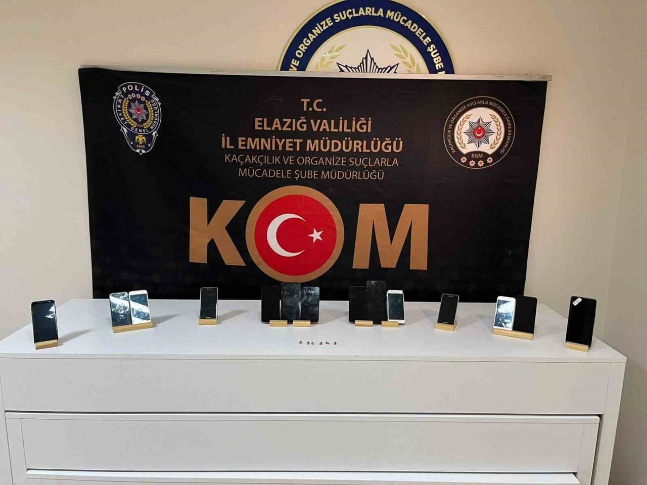 ŞAHISLARIN ÜZERLERİNDE YAPILAN ARAMALARDA 14 ADET ÖZEL DÜZENEKLİ CEP TELEFONU, 6 ADET KOPYA...