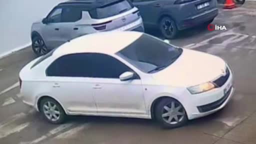 Sahte plakalı kasklı hırsız, dakikalar içinde 1 milyon 800 bin TL'lik altın çaldı