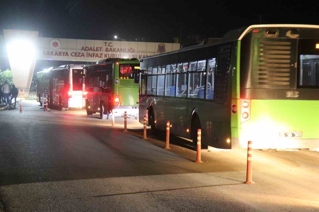SAKARYA'DA CEZAEVLERİNDEN TAHLİYELER BAŞLADI.