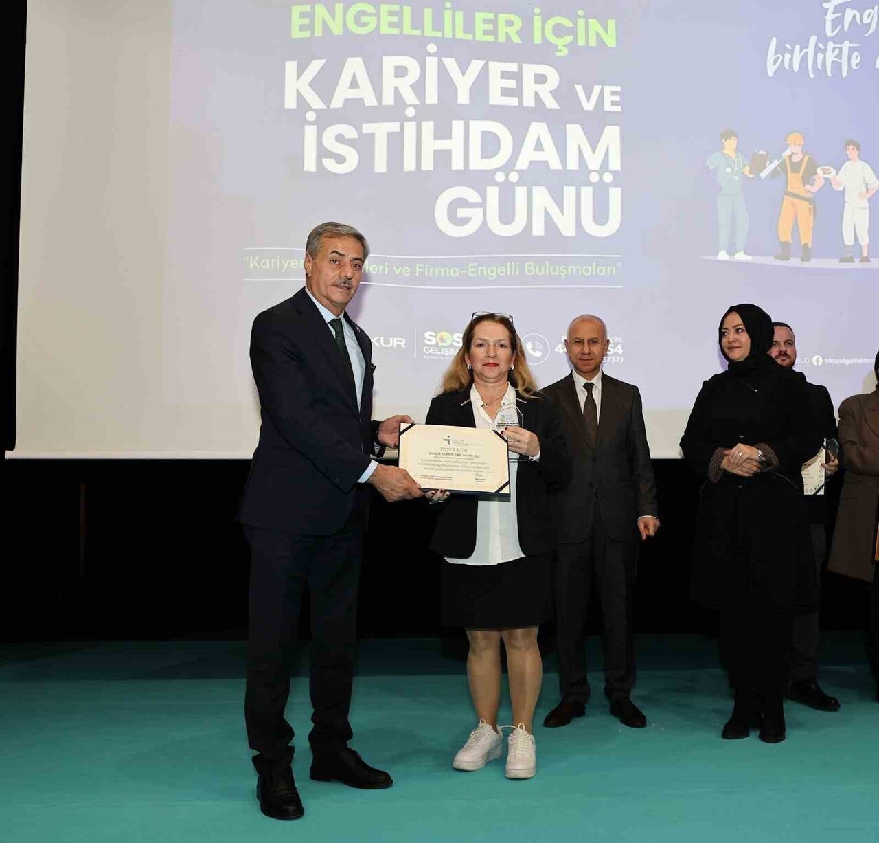SAKARYA'DA DÜZENLENEN "ENGELLİLER İÇİN KARİYER VE İSTİHDAM GÜNÜ"NDE ÖZEL GEREKSİNİMLİ BİREYLER...