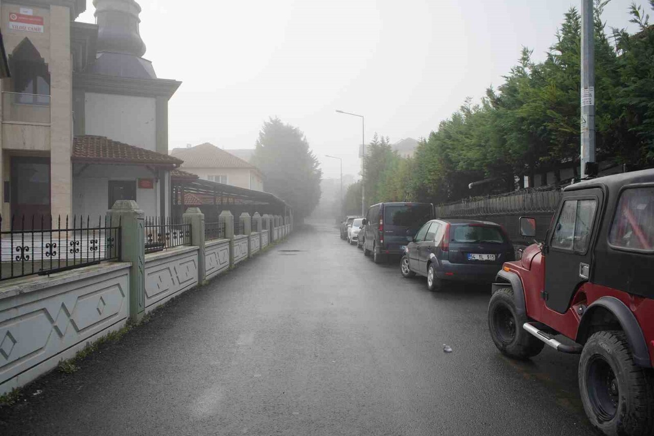 SAKARYA'DA ETKİLİ OLAN YOĞUN SİS SEBEBİYLE GÖRÜŞ MESAFESİ 50 METREYE KADAR DÜŞTÜ, SÜRÜCÜLER...