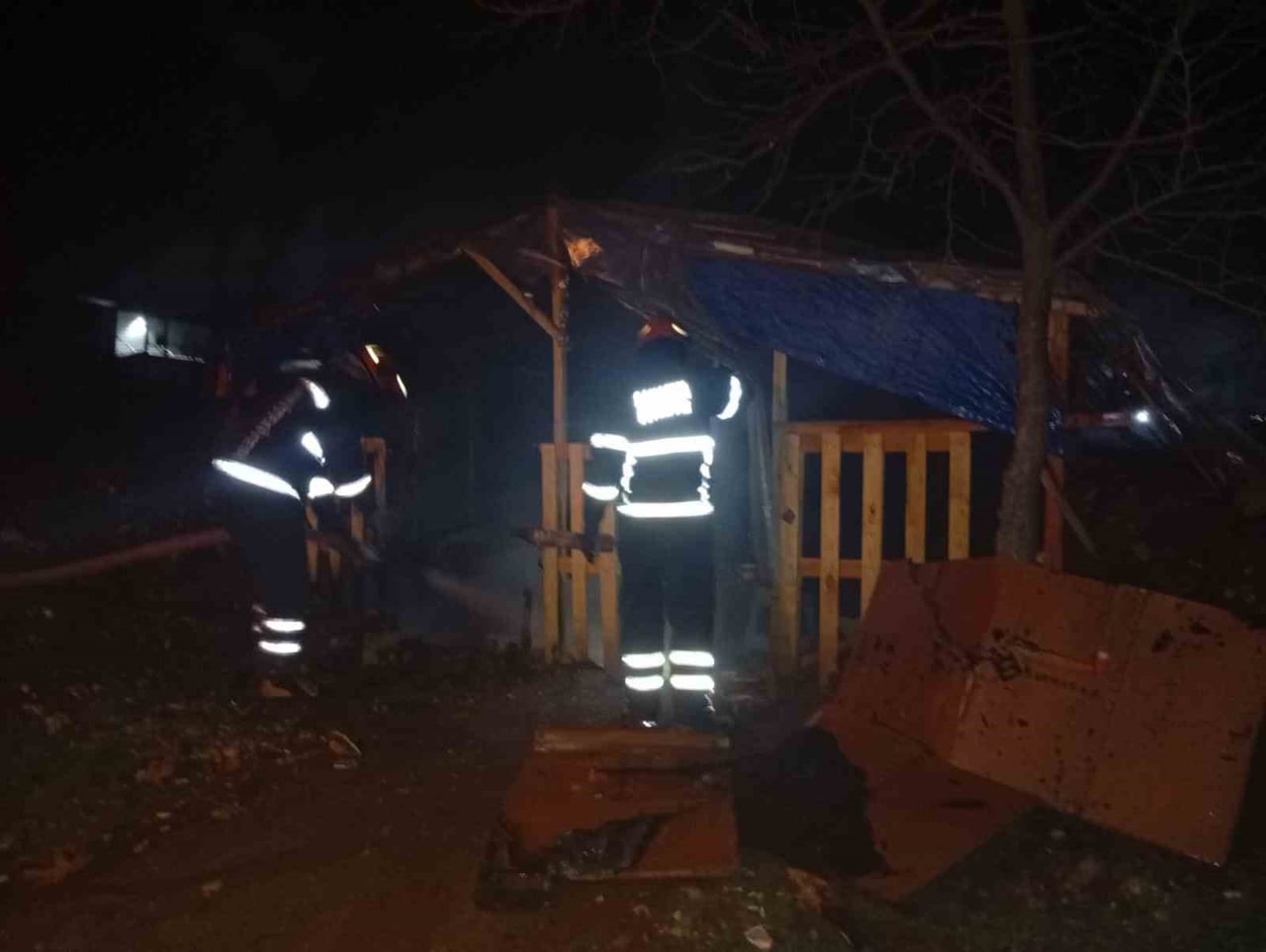 SAKARYA'NIN AKYAZI İLÇESİNDE ALKOL TÜKETENLERİN ADETA MESKENİ HALİNE GELEN BARAKA ALEV ALEV...