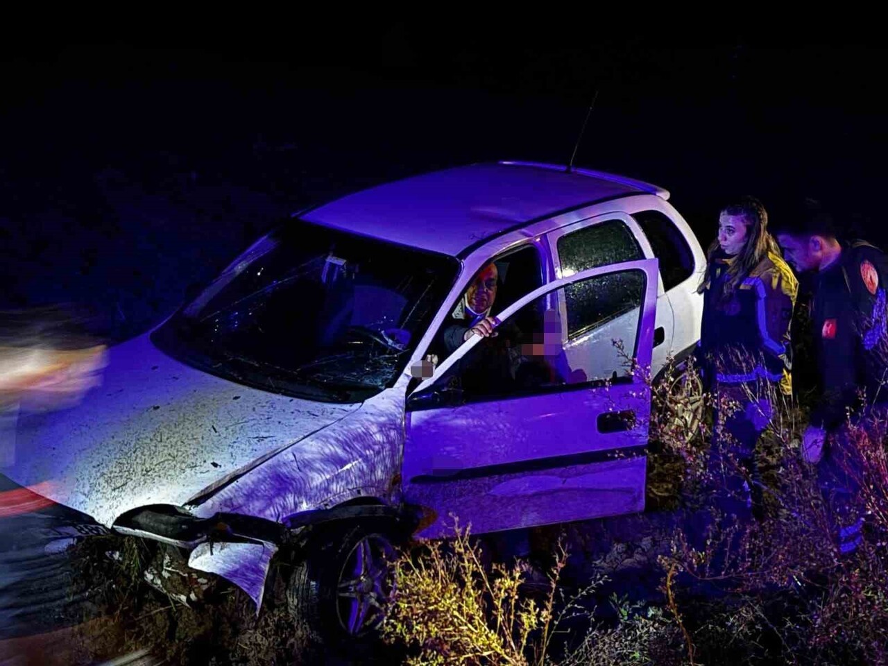 SAKARYA'NIN AKYAZI İLÇESİNDE TARLAYA GİREN OTOMOBİLİN SÜRÜCÜSÜ, UZUN UĞRAŞLAR SONUCU KURTARILARAK...