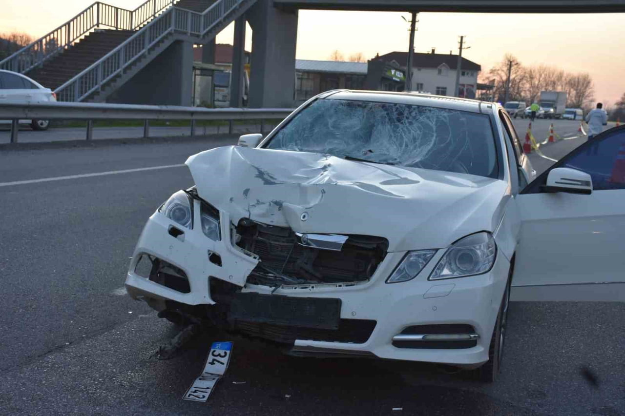 SAKARYA'NIN HENDEK İLÇESİ D-100 KARA YOLUNDA ÜST GEÇİDE YAKLAŞIK 6 METRE UZAKLIKTA YOLUN KARŞISINA...