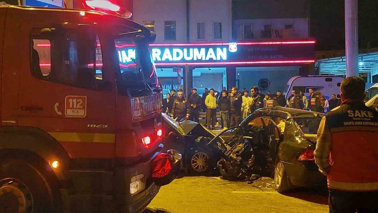 SAKARYA'NIN HENDEK İLÇESİNDE 6 ARALIK GECESİ D-100 KARA YOLUNDA İKİ OTOMOBİL ÇARPIŞMIŞTI...