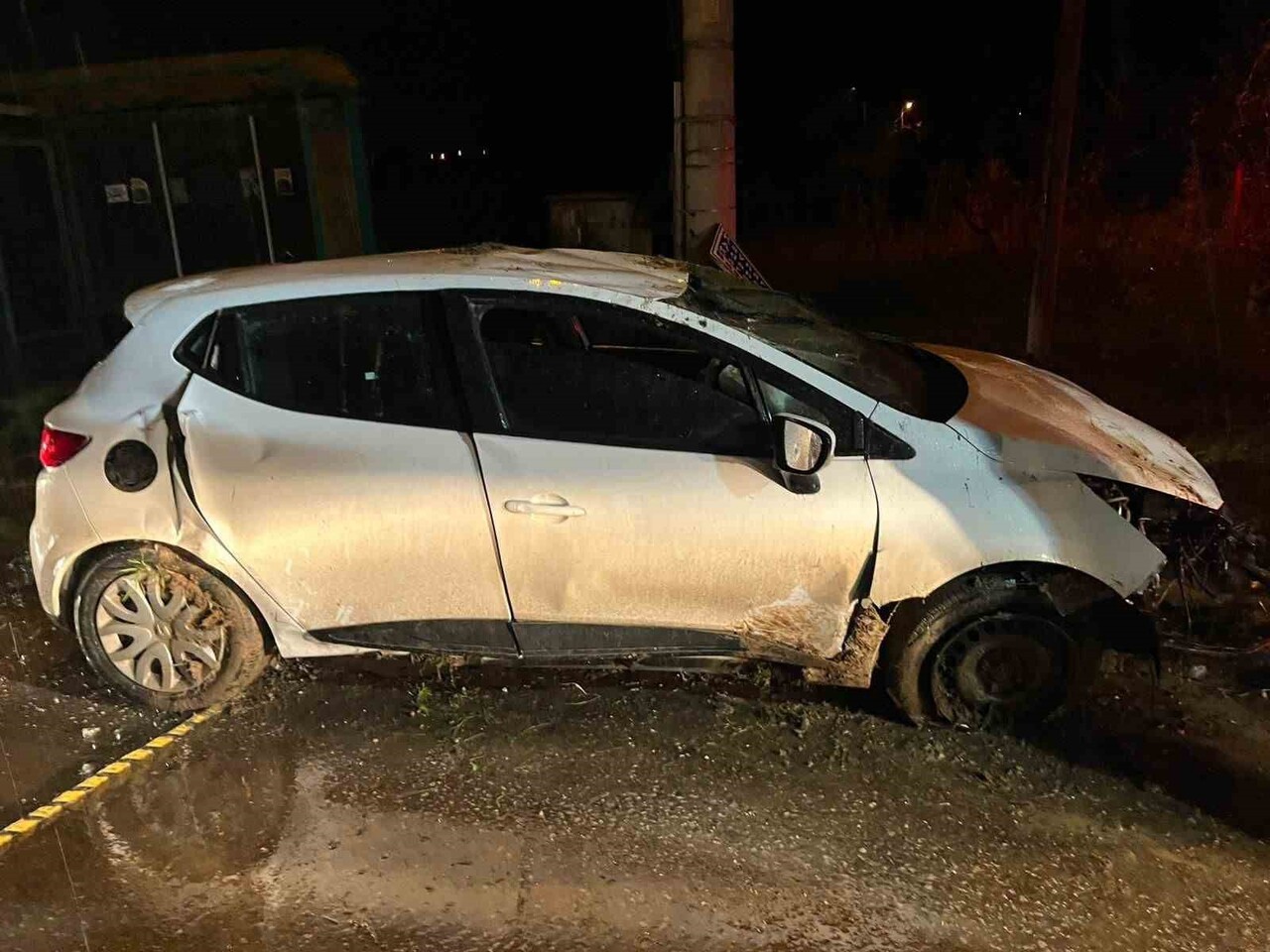SAKARYA'NIN KAYNARCA İLÇESİNDE KONTROLDEN ÇIKARAK TAKLA ATAN OTOMOBİLDE SIKIŞAN SÜRÜCÜ, İTFAİYE...
