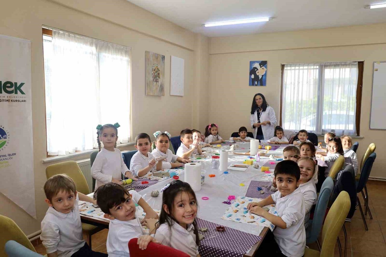 SAKARYA BÜYÜKŞEHİR BELEDİYESİ SANAT VE MESLEK EĞİTİMİ KURSLARI (SAMEK), YETİŞKİNLERİN YANI SIRA...