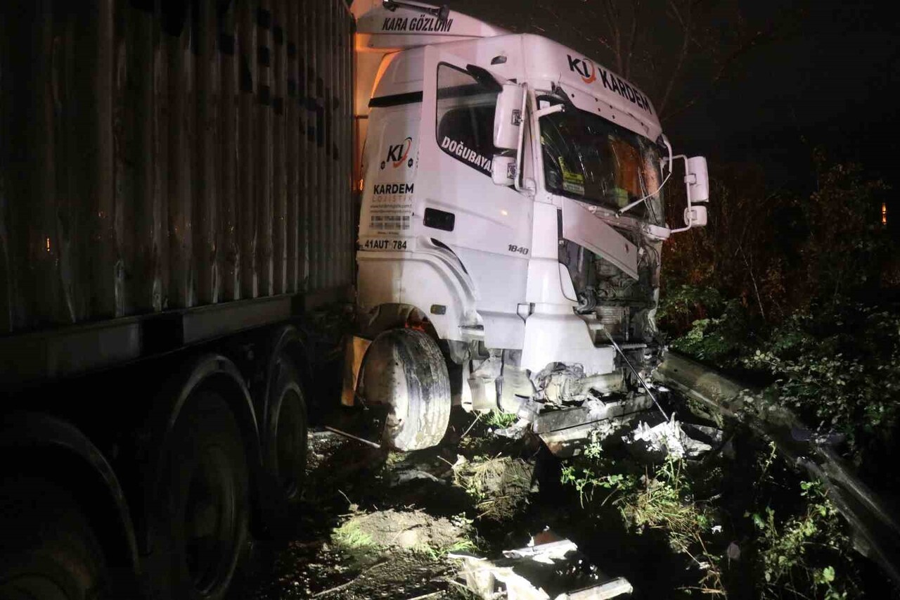 SAKARYA D-650 KARA YOLUNDA 2 TIR, 1 MİDİBÜS, 1 KAMYONET VE 2 OTOMOBİLİN KARIŞTIĞI ZİNCİRLEME...