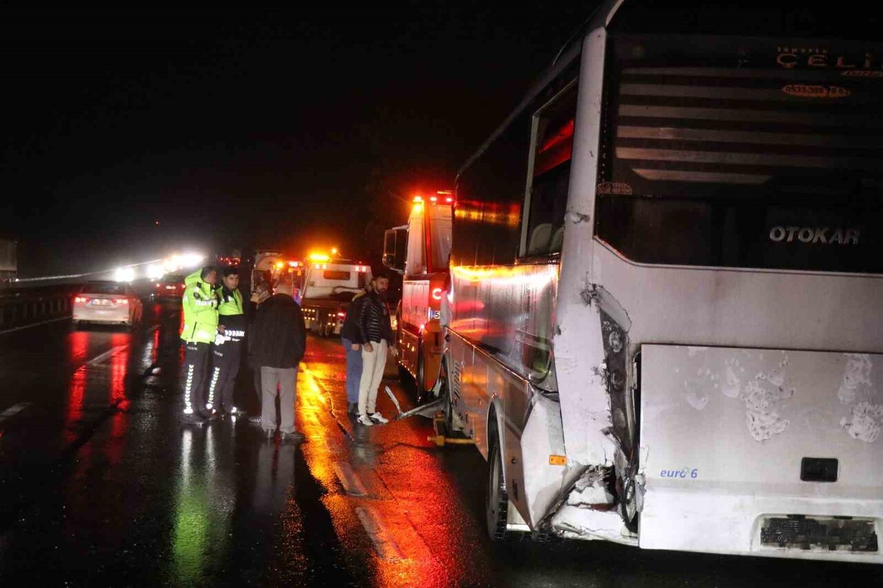 SAKARYA D-650 KARA YOLUNDA 2 TIR, 1 MİDİBÜS, 1 KAMYONET VE 2 OTOMOBİLİN KARIŞTIĞI ZİNCİRLEME...