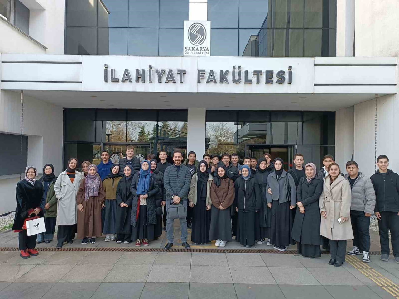 SAKARYA’DA "GELECEĞİME YÖN VERİYORUM" PROJESİ KAPSAMINDA LİSE ÖĞRENCİLERİ, AKADEMİK ORTAMI...