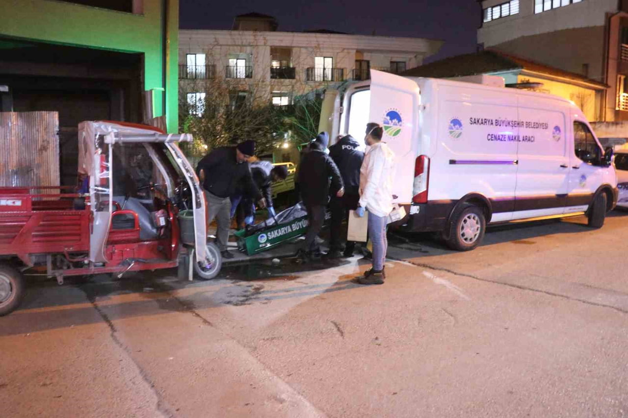 SAKARYA’NIN ADAPAZARI İLÇESİNDE BULUNAN İNŞAAT SAHASINDA ERKEK CESEDİ BULUNDU.