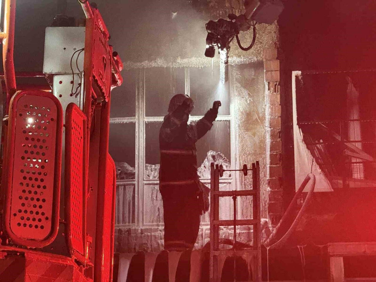 SAKARYA’NIN ARİFİYE İLÇESİNDE BULUNAN HIRDAVAT DÜKKANI ALEV TOPUNA DÖNDÜ. İTFAİYE EKİPLERİNİN...