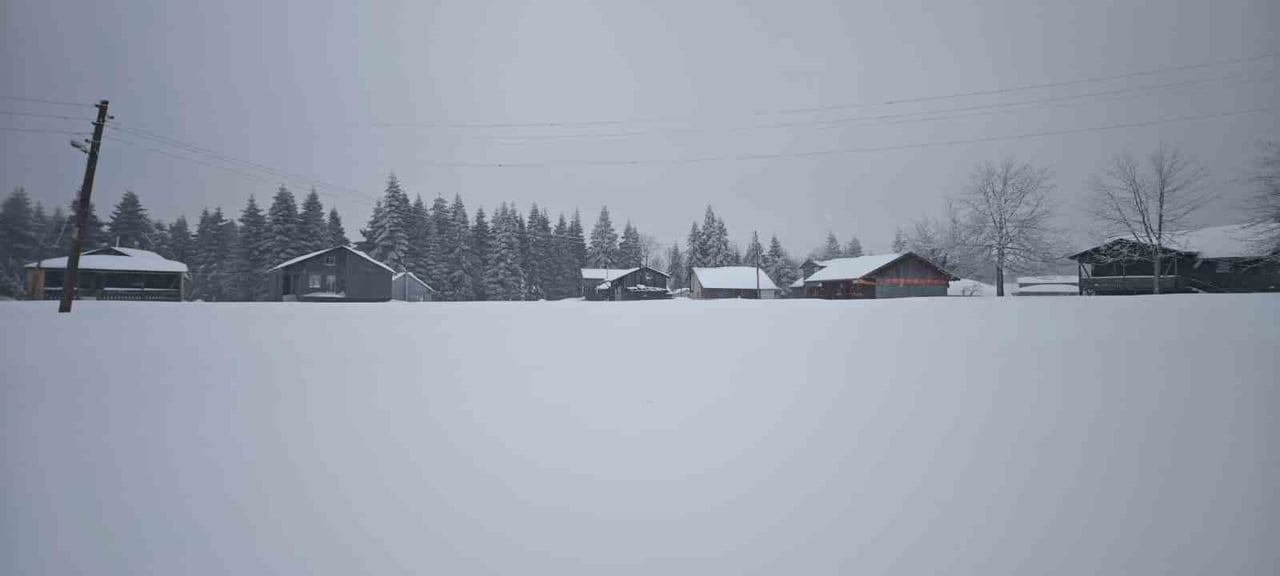 SAKARYA’NIN HENDEK İLÇESİNDE ETKİLİ OLAN YOĞUN KAR YAĞIŞI VE BUZLANMA NEDENİYLE BAZI OKULLAR İLE...