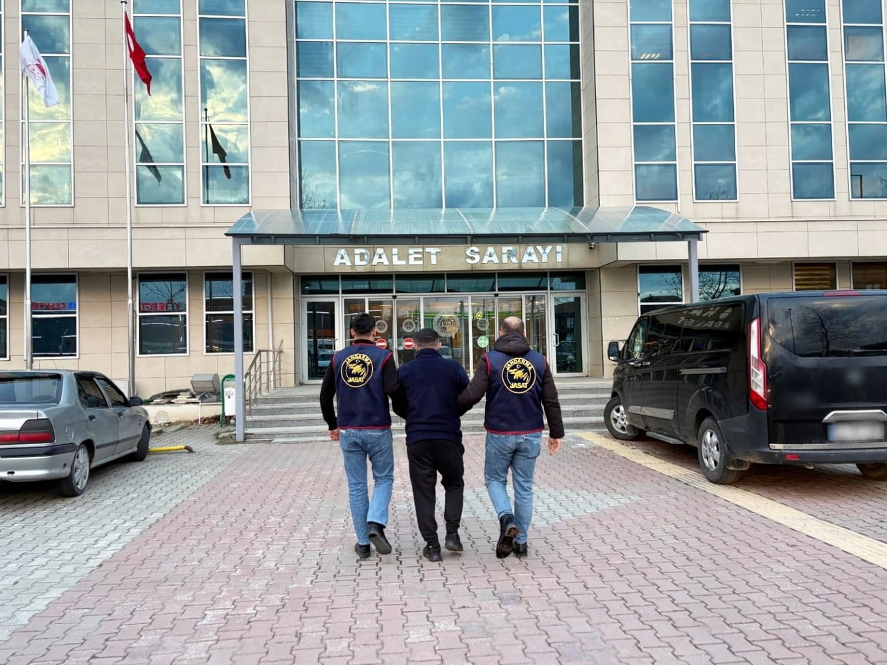 SAKARYA’NIN KARASU İLÇESİNDE, 60 AYRI SUÇ KAYDI VE 52 YIL KESİNLEŞMİŞ HAPİS CEZASI BULUNAN Ö.Ö....