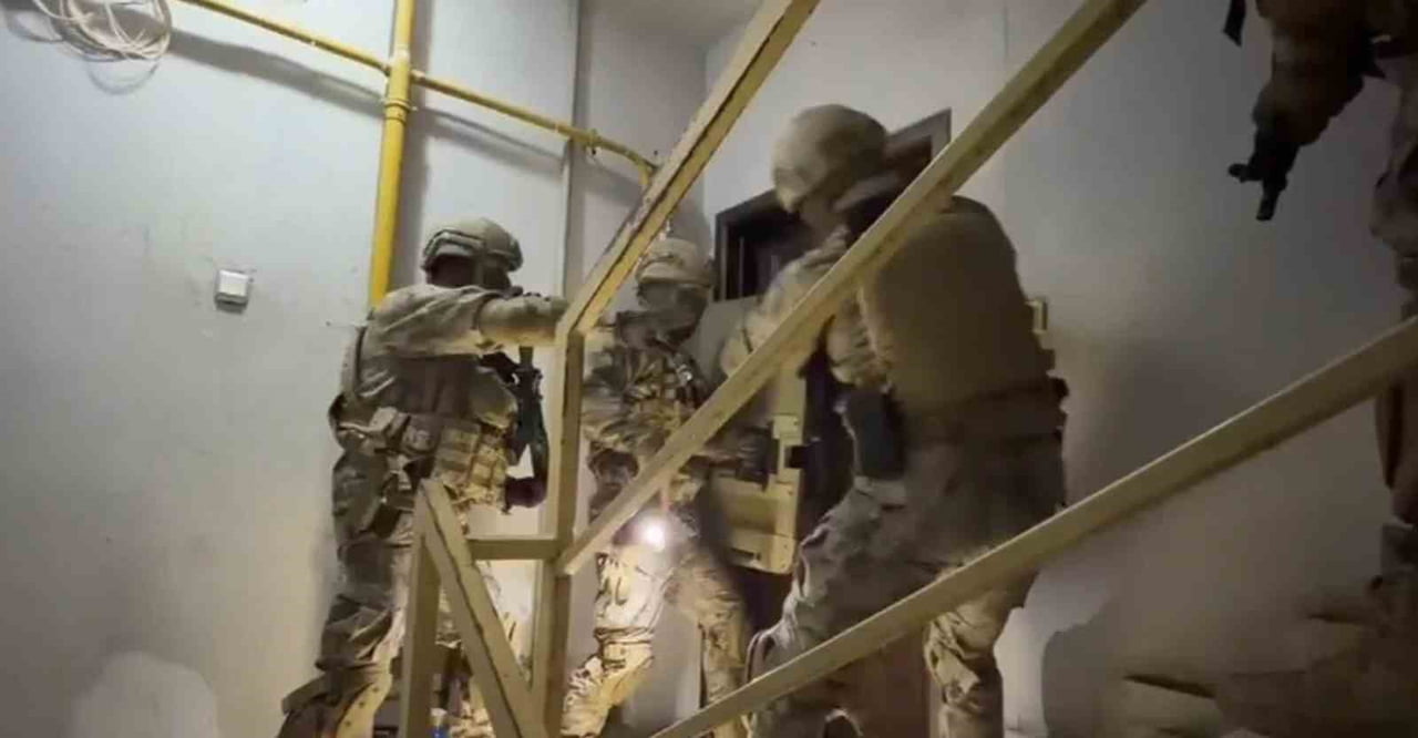 SAKARYA’NIN KARASU İLÇESİNDE, 60 AYRI SUÇ KAYDI VE 52 YIL KESİNLEŞMİŞ HAPİS CEZASI BULUNAN Ö.Ö....