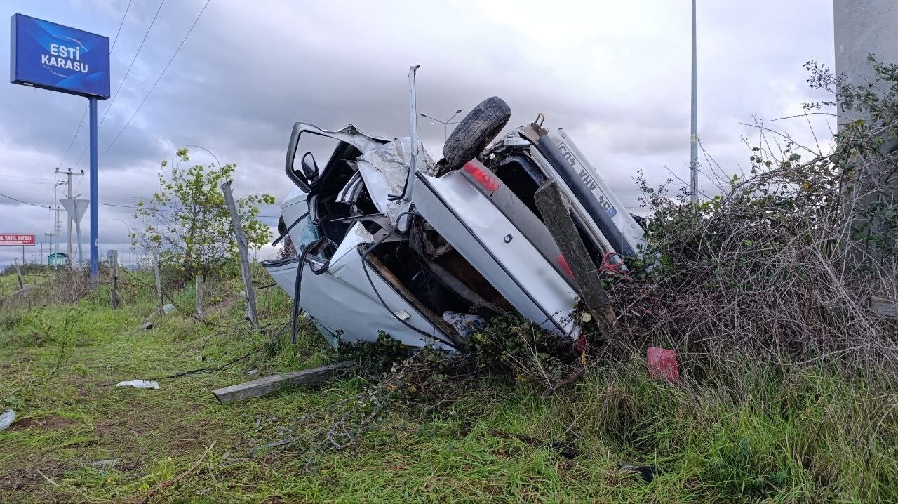 SAKARYA’NIN KARASU İLÇESİNDE CİPLE ÇARPIŞAN OTOMOBİL HURDAYA DÖNDÜ. MEYDANA GELEN KAZADA 1’İ AĞIR...