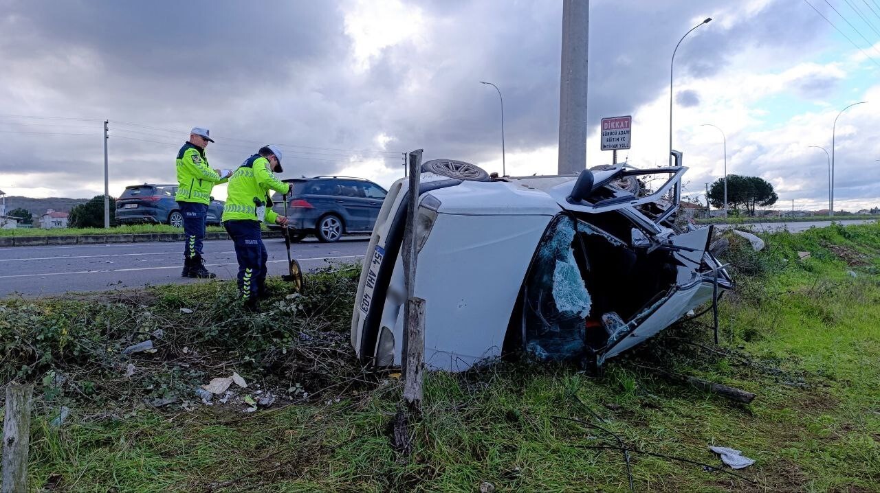 SAKARYA’NIN KARASU İLÇESİNDE CİPLE ÇARPIŞAN OTOMOBİL HURDAYA DÖNDÜ. MEYDANA GELEN KAZADA 1’İ AĞIR...
