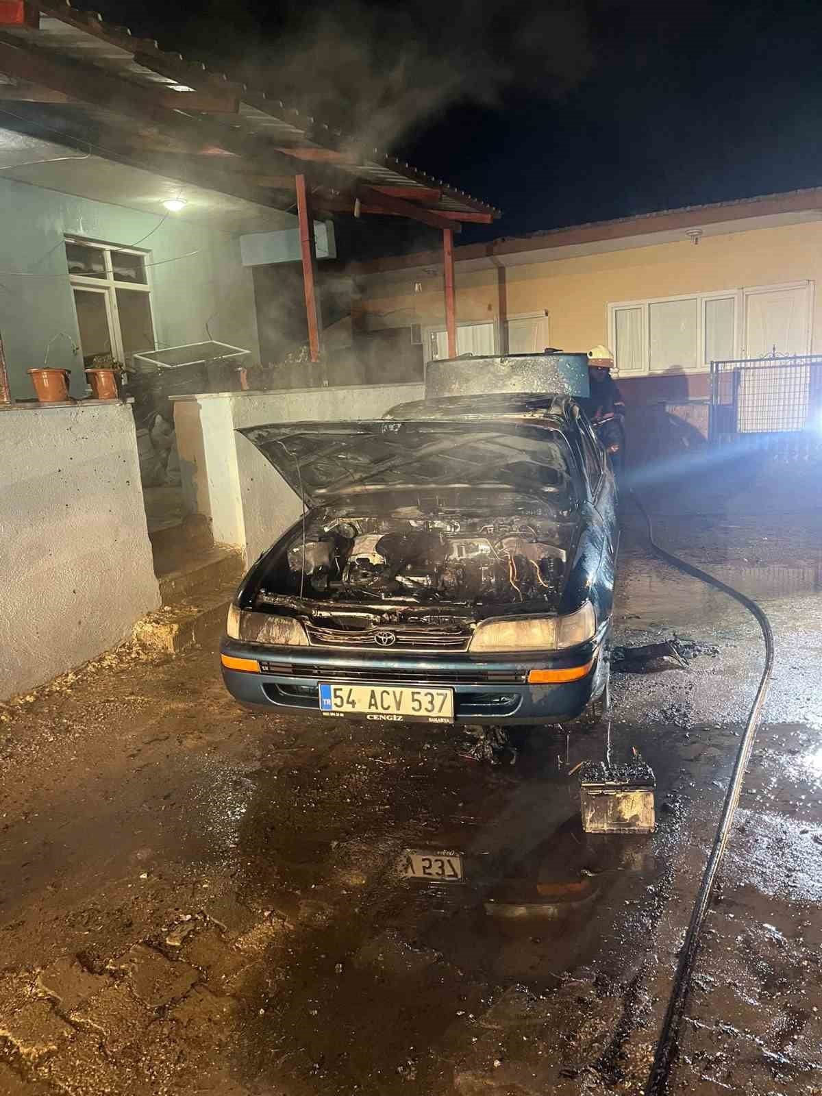 SAKARYA’NIN KAYNARCA İLÇESİNDE PARK HALİNDEKİ OTOMOBİLDE ÇIKAN YANGIN İTFAİYE EKİPLERİNCE...