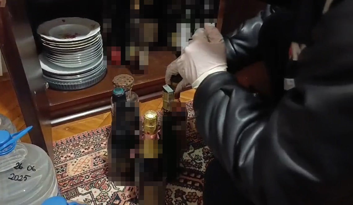 SAKARYA’NIN SERDİVAN İLÇESİNDE İÇKİ İMALATI YAPILDIĞI TESPİT EDİLEN İKAMETE DÜZENLENEN BASKINDA...