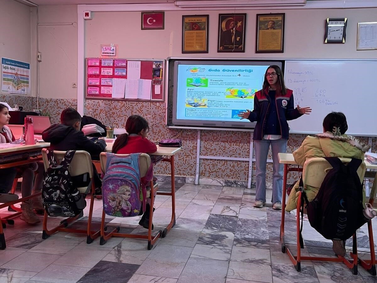 SALAVATLI İLKOKULU’NDA SULTANHİSAR İLÇE TARIM VE ORMAN MÜDÜRLÜĞÜ PERSONELİ TARAFINDAN ÖĞRENCİLERE...