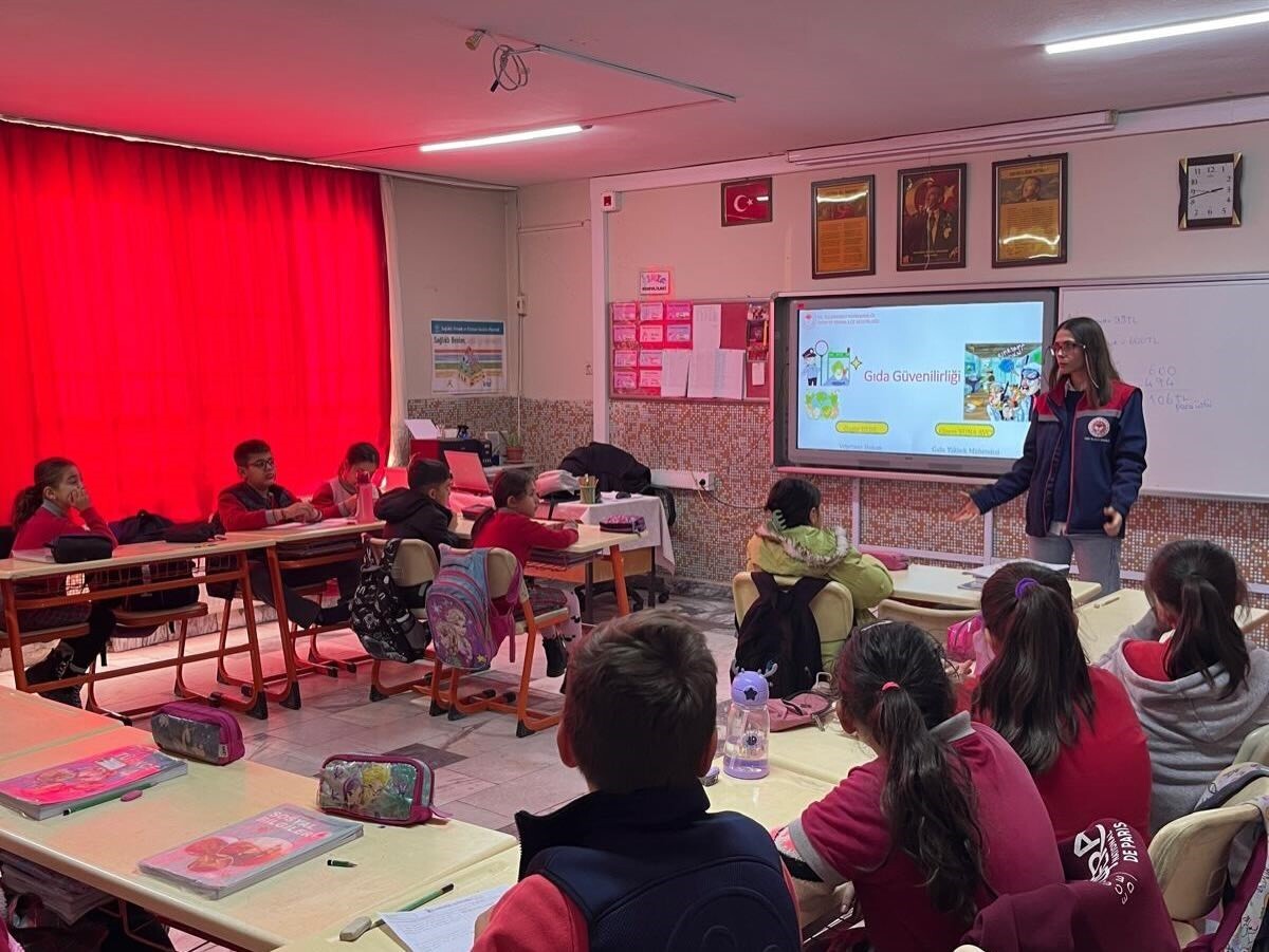 SALAVATLI İLKOKULU’NDA SULTANHİSAR İLÇE TARIM VE ORMAN MÜDÜRLÜĞÜ PERSONELİ TARAFINDAN ÖĞRENCİLERE...