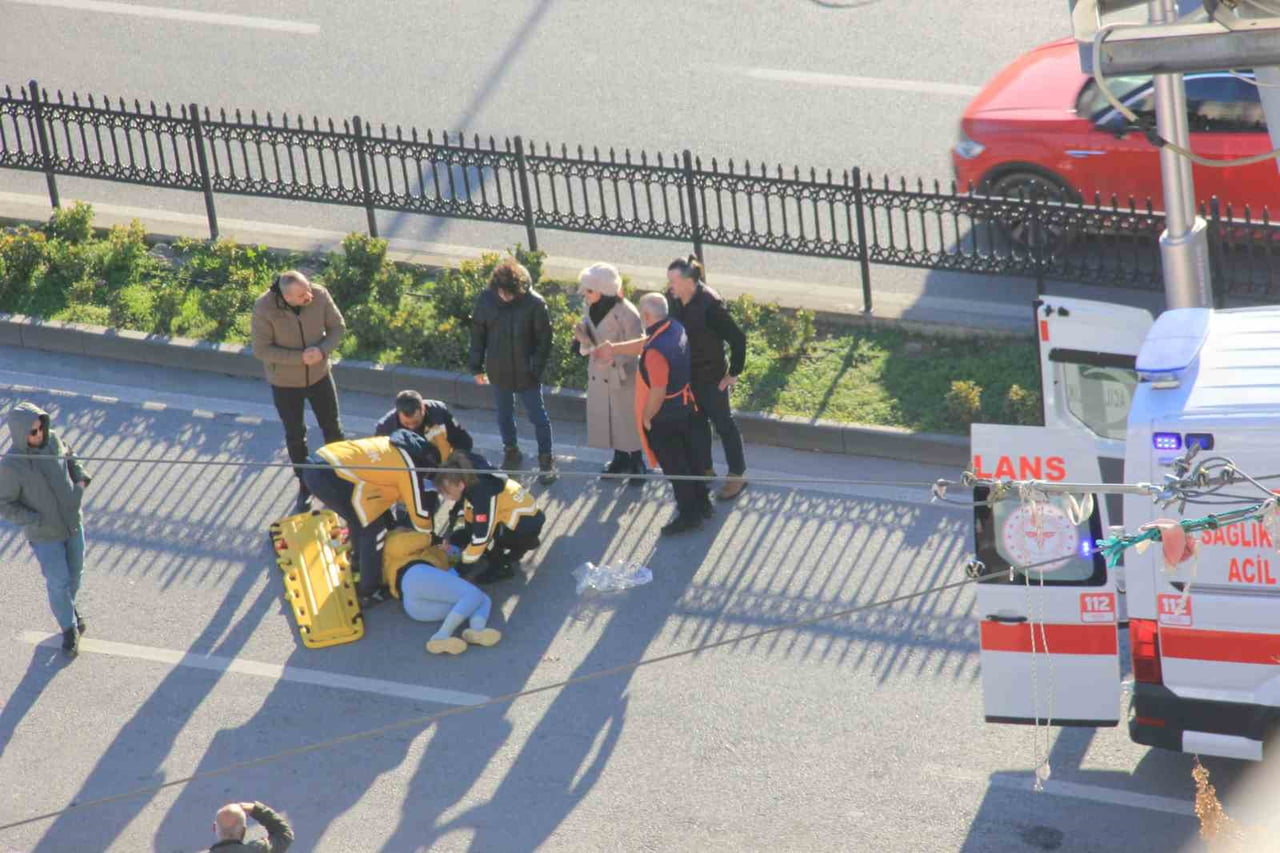 SAMSUN'DA PİKAP İLE MOTOSİKLETİN ÇARPIŞTIĞI KAZADA KADIN SÜRÜCÜ YARALANIRKEN, KAZAYA KARIŞAN PİKAP...