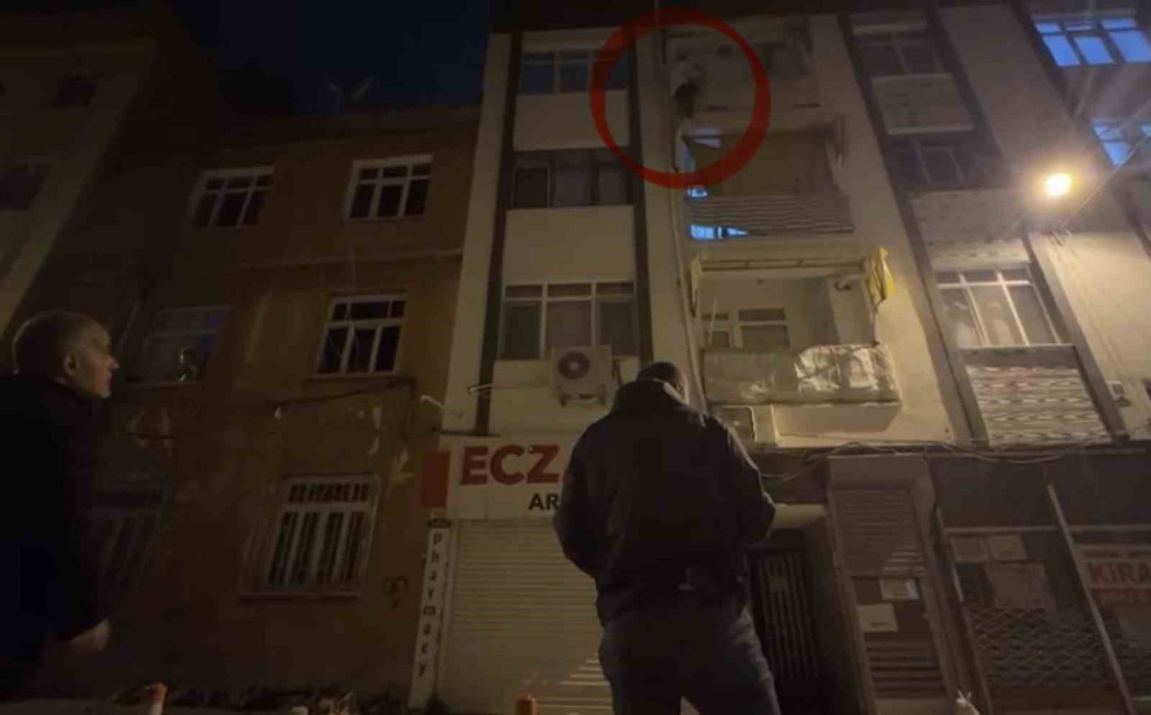 SAMSUN'DA YABANCI UYRUKLU ŞAHIS KAPISINA GELEN SİVİL POLİSLERDEN KORKUP PANİKLE BALKONA ÇIKARAK...